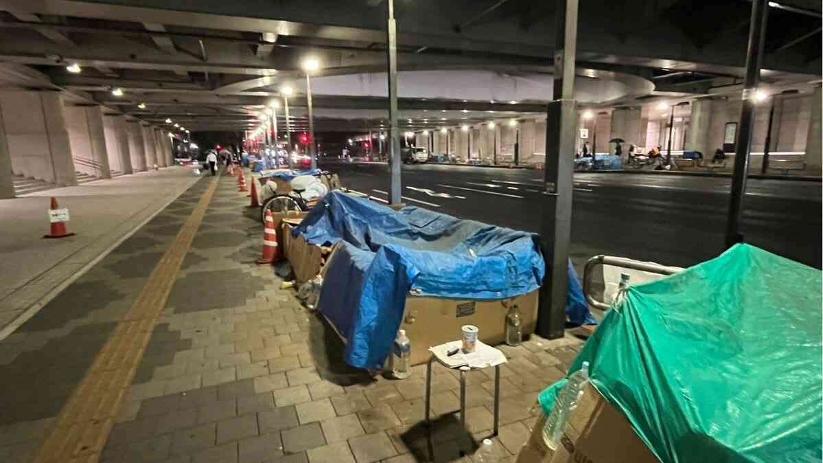 〈警察官の胸をハサミで何度も…〉「ふざけんじゃねえよ」殺人未遂で逮捕された路上生活の女は公園からあぶれたトラブルメーカー。背景に再開発で苦境に立たされる「新宿の路上生活者事情」
