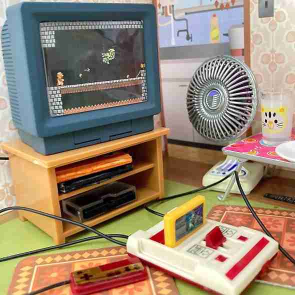 レトロな雰囲気がたまらない　ミニチュアで再現した「昭和のゲーム部屋」が懐かしすぎる