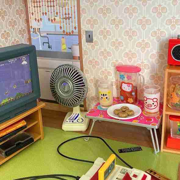 レトロな雰囲気がたまらない　ミニチュアで再現した「昭和のゲーム部屋」が懐かしすぎる