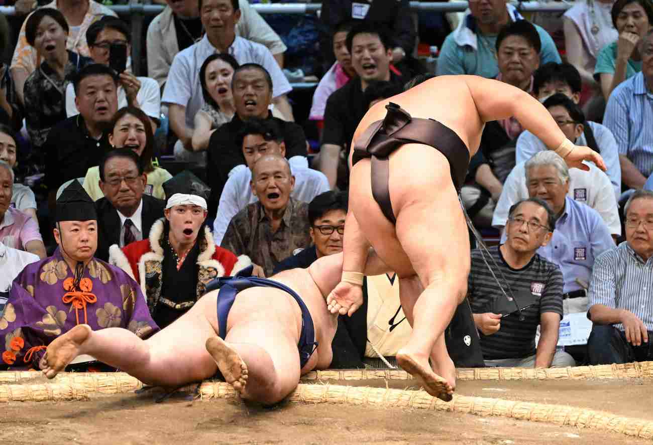 「気になって相撲に集中できないw」　大相撲中継で目立つ場所に何度も映った“戦国武将”に騒然