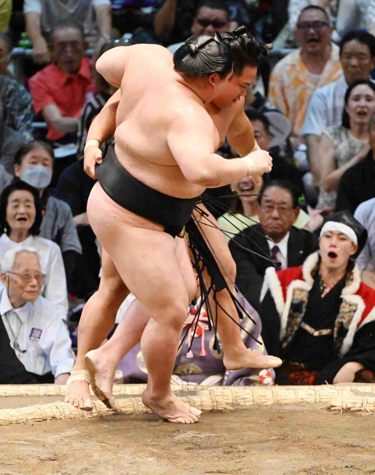 「気になって相撲に集中できないw」　大相撲中継で目立つ場所に何度も映った“戦国武将”に騒然