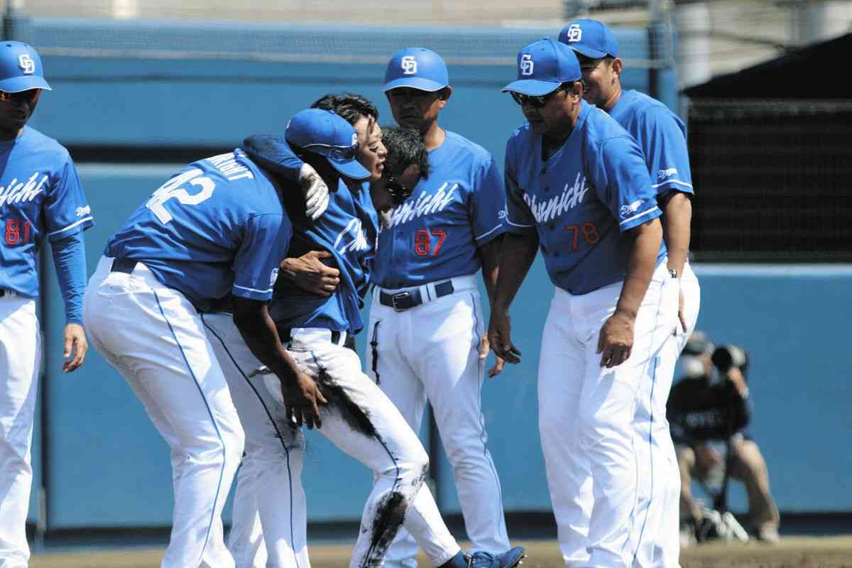 【中日2軍】ドラフト３位・辻本倫太郎、自打球で負傷交代 倒れ込みしばらく立ち上がれず（中日スポーツ） - Yahoo!ニュース