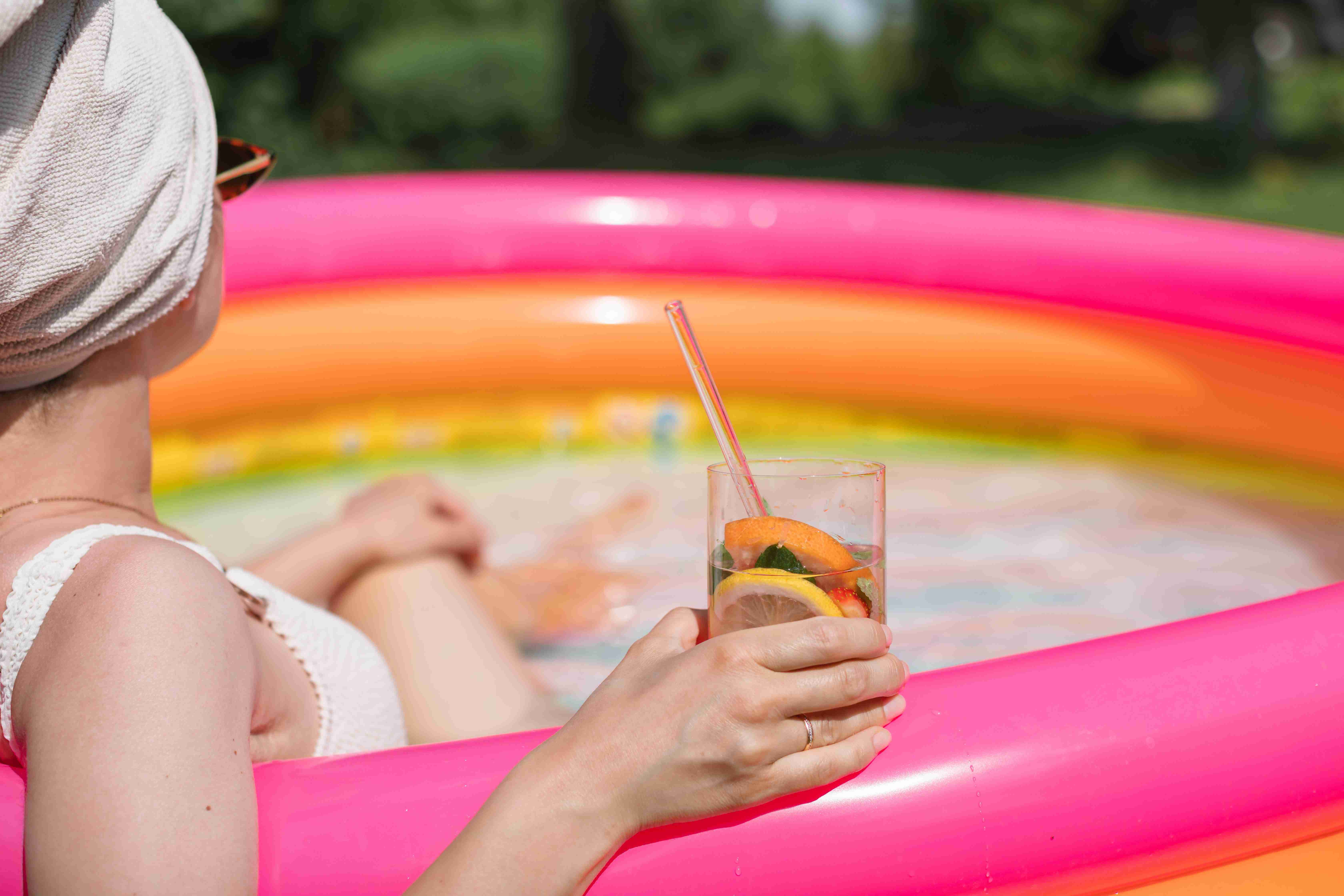 【続きはこちら】大人たちも水着でビニールプールに入る非常識家族。「子供の声くらい我慢してくださいよ」とは言われても…。毎週末繰り広げられるどんちゃん騒ぎは通報級？ | FORZA STYLE｜ファッション＆ライフスタイル[フォルツァスタイル]