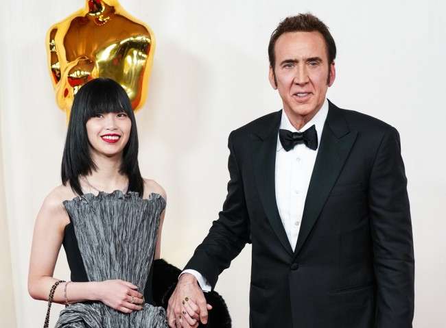 ニコラス・ケイジ、日本人妻とラブラブ！新作映画のプレミアにも手つなぎ登場