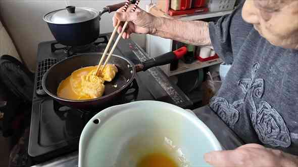 “100歳おばあちゃん”の朝食作りに密着したら…… 驚きの姿とおかずに「最高の朝食」「めちゃめちゃ感動」