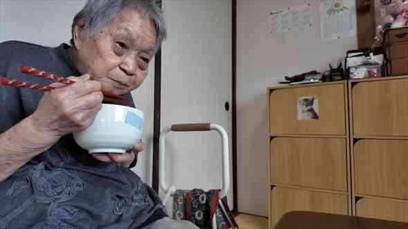 “100歳おばあちゃん”の朝食作りに密着したら…… 驚きの姿とおかずに「最高の朝食」「めちゃめちゃ感動」