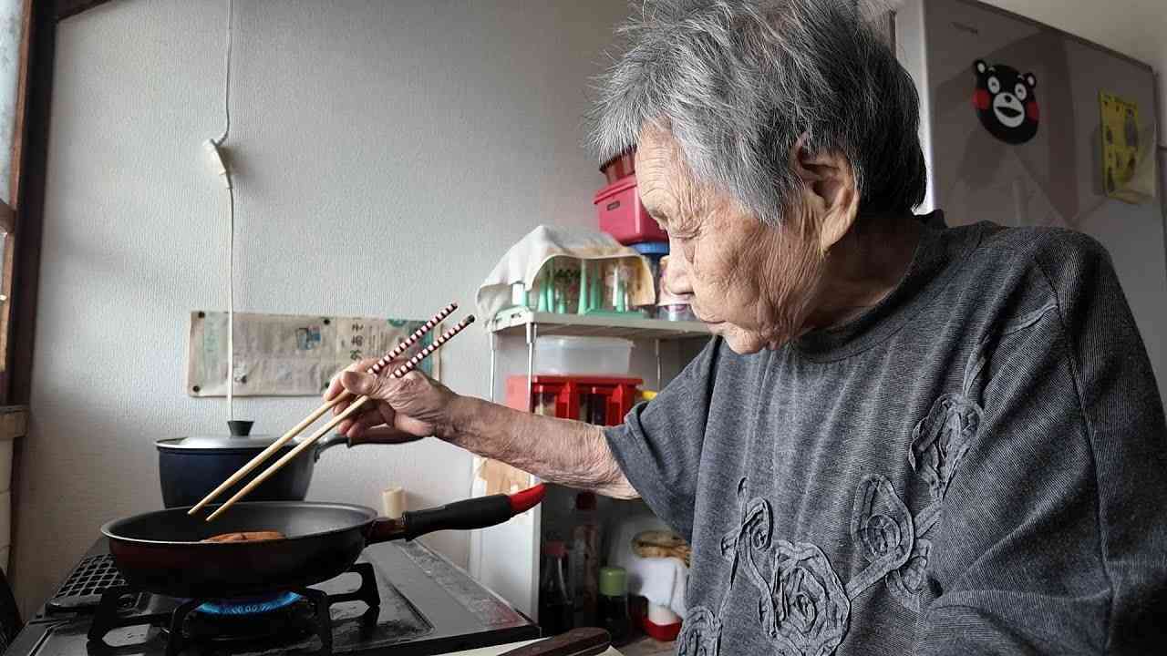 100歳おばあちゃん朝食を作る|Japanese 100-year-old grandmother makes breakfast - YouTube