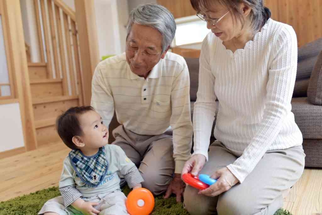 5歳娘が風邪ひいたため、0歳息子を近所に住む義両親に預けて病院へ。戻るなりベビーシッター代として1万円を請求された