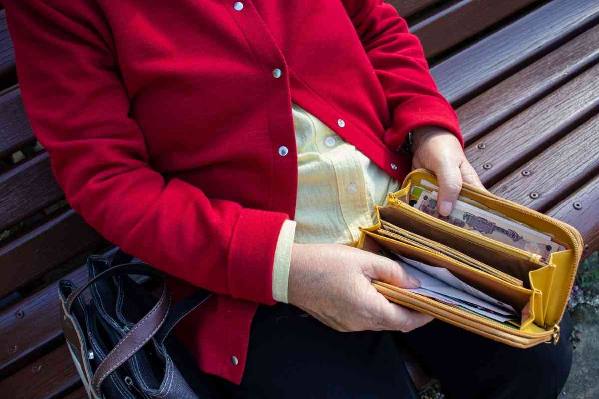 「生活が苦しい」高齢者世帯の59.0％に。厚生年金と国民年金は平均でいくらか 無職世帯の場合、年金だけでは平均で毎月約3万8000円の赤字に | LIMO | くらしとお金の経済メディア