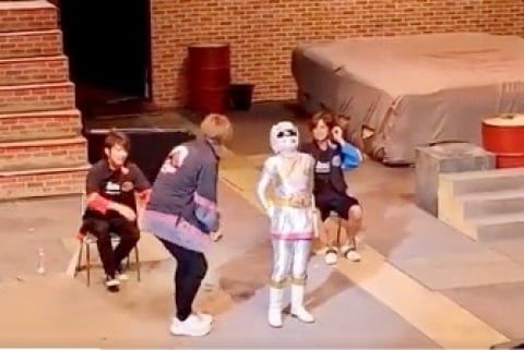 純烈リーダー酒井さん、特撮ヒーロー女性のお尻触って炎上 「子どもの前で何してるんだ」 - ライブドアニュース