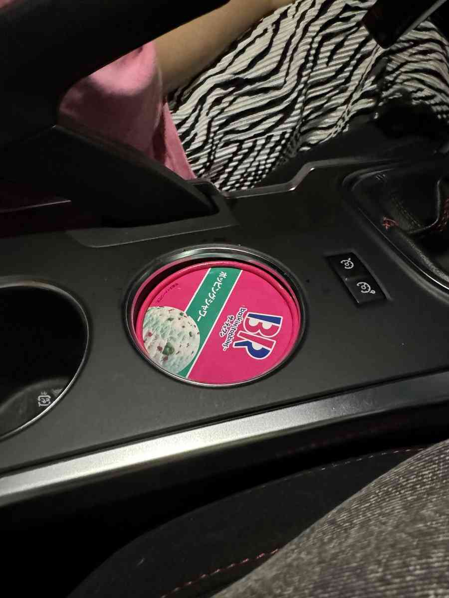 「え、終わったんだけど」　ドライブ中にカップアイス購入→“まさかの絶望的状況”が595万表示　「車ひっくり返せばええ」