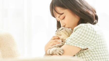 【ペット】愛情表現の1つ「犬吸い」「猫吸い」は危険？　ペットの犬や猫の体に鼻先をうずめて大きく息を吸う行為に潜む“健康リスク”を専門家が指摘（東洋経済オンライン） - Yahoo!ニュース