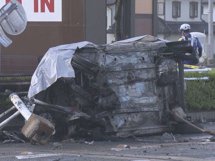 車にチャイルドシートなく…2歳女の子が車外に投げ出され死亡した事故 運転席の遺体は27歳母親と判明
