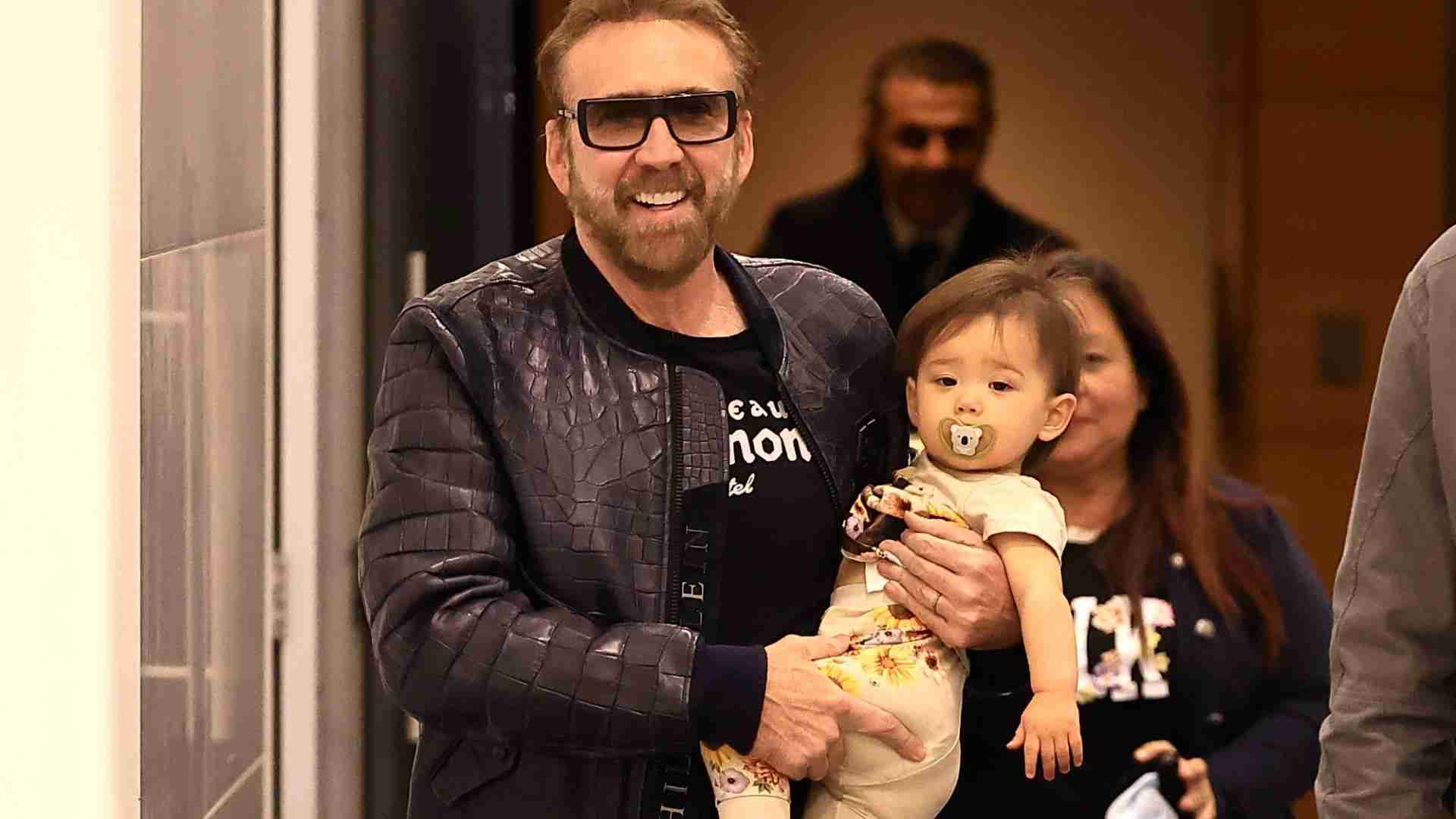 ニコラス・ケイジ、日本人妻とラブラブ！新作映画のプレミアにも手つなぎ登場