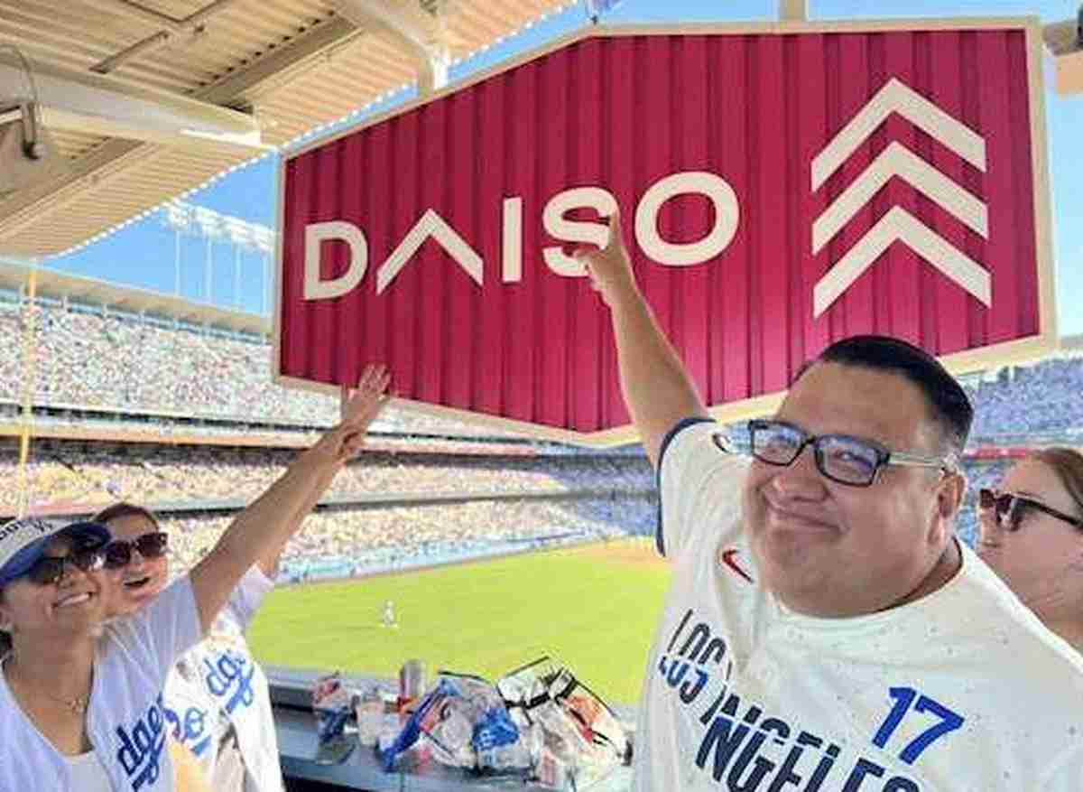 「DAISO」　全米で大バズり　ドジャース・大谷の特大30号が看板付近に着弾で注目集める（スポニチアネックス） - Yahoo!ニュース