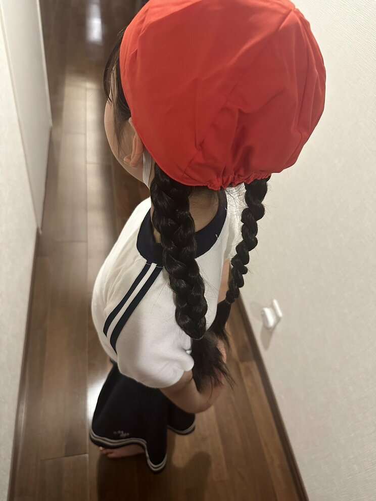 〈ウルトラマンごっこもできない…〉なぜ都内では“つばなし赤白帽”を推奨する小学校が多いのか？「運動しやすい」「ケガ対策」の声に「熱中症対策は大丈夫か？」と論争勃発