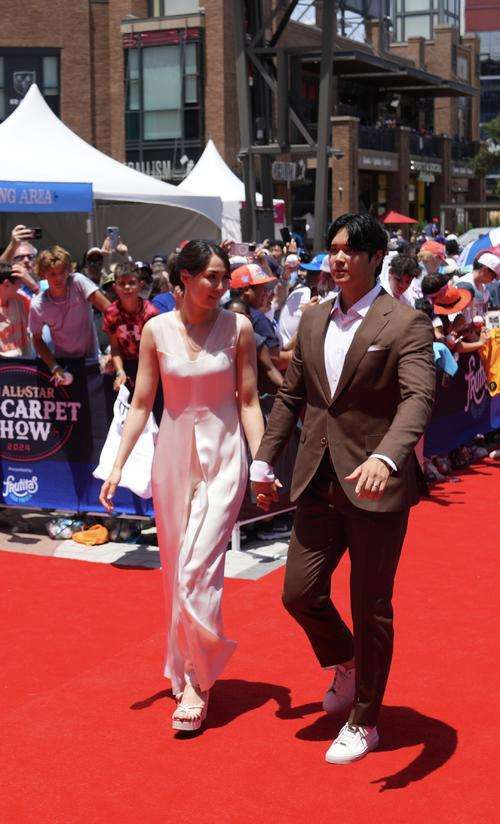 大谷翔平が真美子夫人と手つなぎ登場！「愛犬デコピンスーツ」着てレッドカーペットショー参加