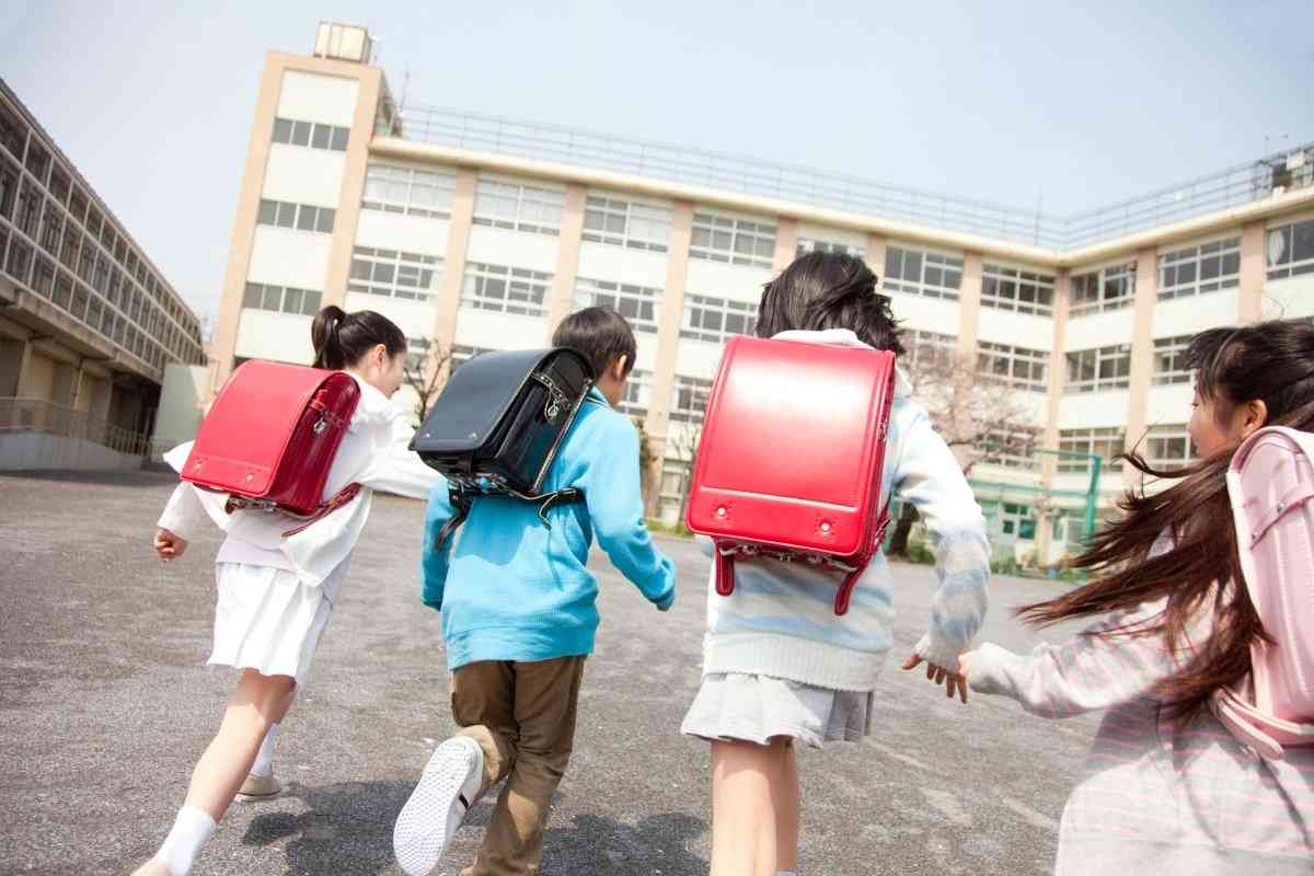 「子供が出てから連絡してくるなよ…！」登校班グループLINEがウザすぎる…夏休みでホッとしていたママを襲った「さらなる悲劇」 | FORZA STYLE｜ファッション＆ライフスタイル[フォルツァスタイル]