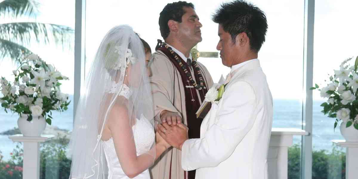 結婚式は「外国人牧師」のはずが…　当日「高齢の日本人男性」が担当　花嫁「台無しにされた」と憤り - 弁護士ドットコム