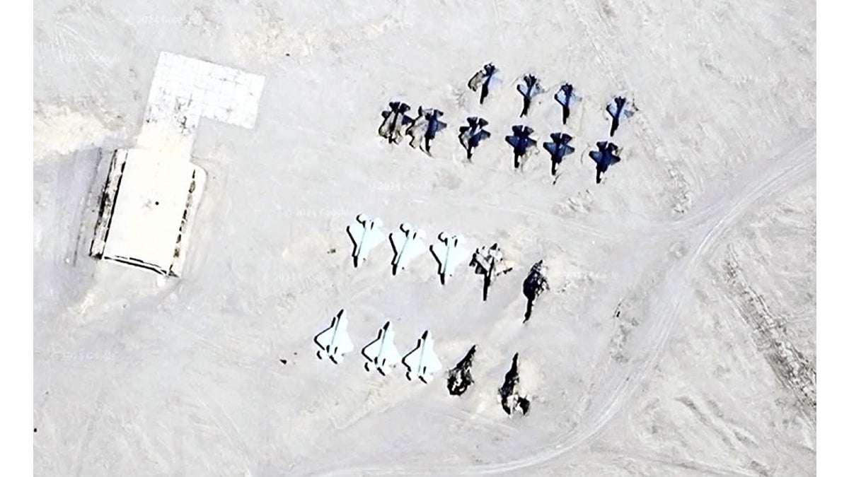 中国空軍、タクラマカン砂漠に米軍Ｆ２２・Ｆ３５に模した標的設置…在日米軍基地を想定か : 読売新聞