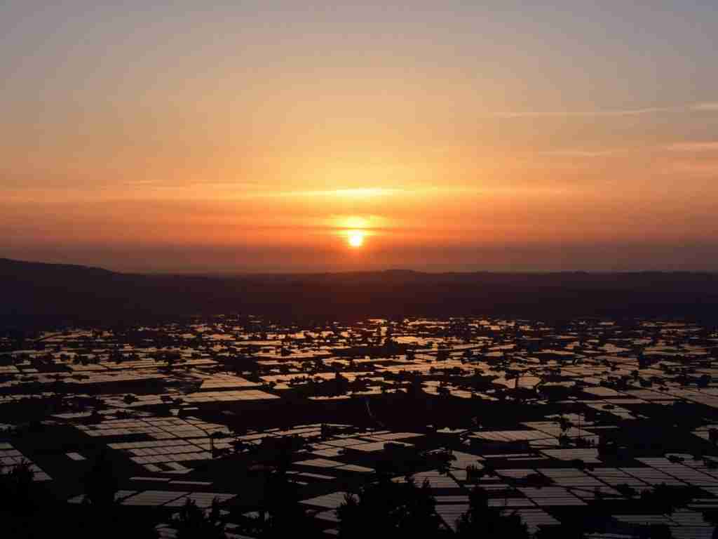 4月末〜5月中頃　砺波平野の散居村絶景　田植え時期の夕陽 | ［公式］里山オーベルジュ&温泉ウェルネススパ　桜ヶ池クアガーデン｜富山県南砺市 温泉リトリートホテル