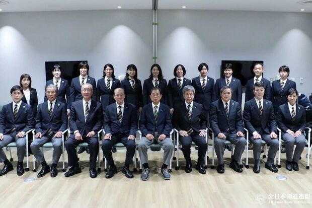 剣道日本代表が世界剣道選手権で完全制覇も…「なんで選手が後ろ」全日本剣道連盟の投稿した集合写真が物議
