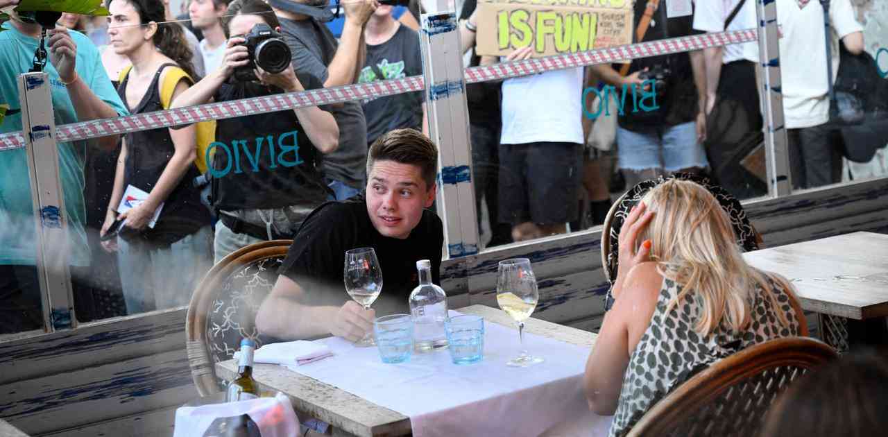 ｢観光客は帰れ｣バルセロナでオーバーツーリズムに抗議する大規模デモ、参加者は観光客に｢水鉄砲｣ | Business Insider Japan
