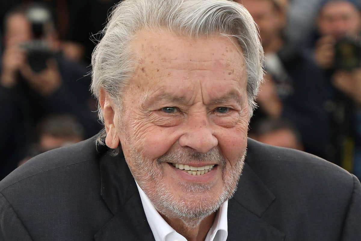 「映像流さないのどういうこと」アラン・ドロン “お蔵入り” で騒然…フジテレビといまだ深い溝が残る “国民的アイドルグループ” | Smart FLASH/スマフラ[光文社週刊誌]