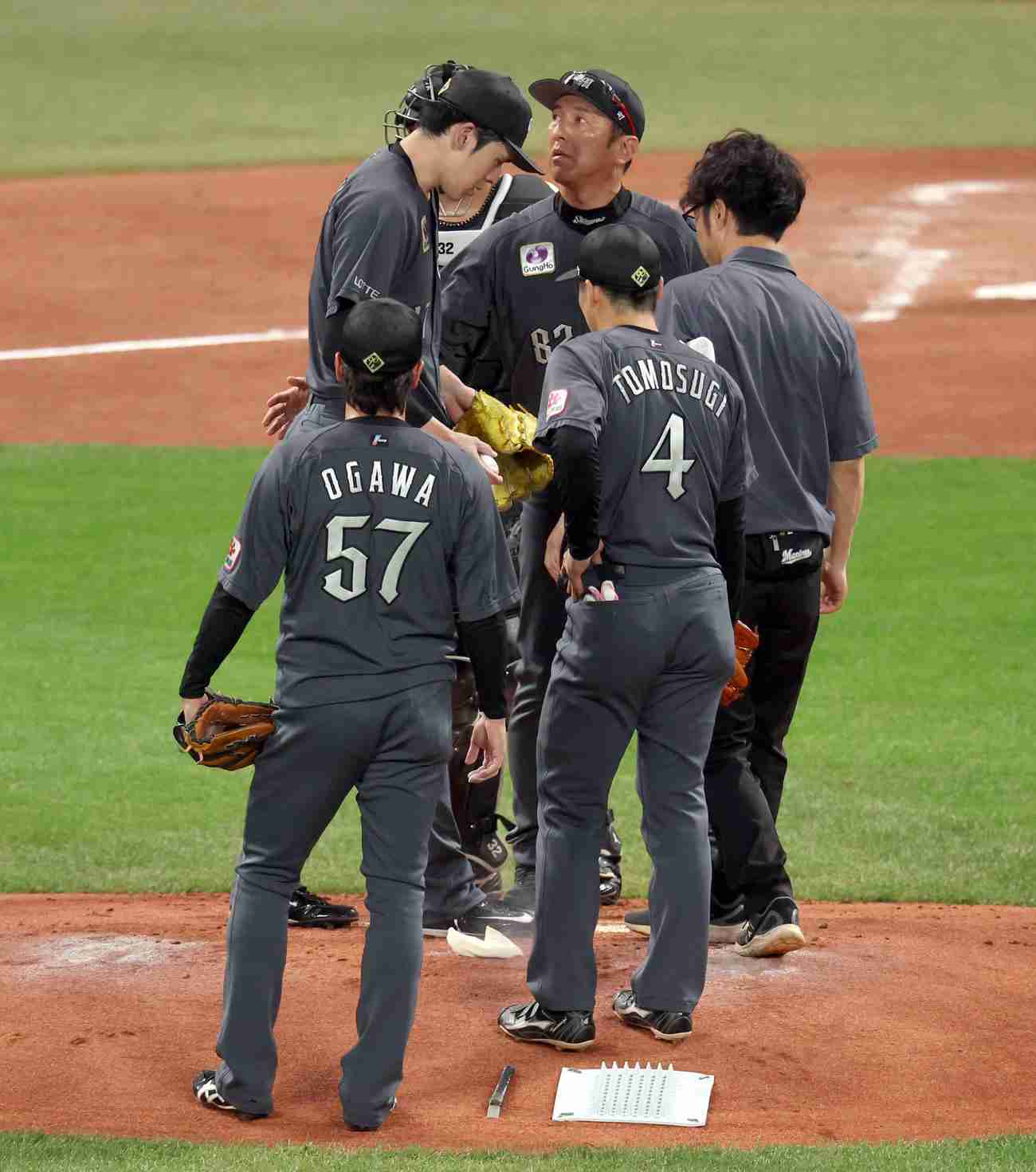 【アクシデント】ロッテ佐々木朗希に打球直撃、その場所は…わずか16球で交代 - プロ野球写真ニュース : 日刊スポーツ