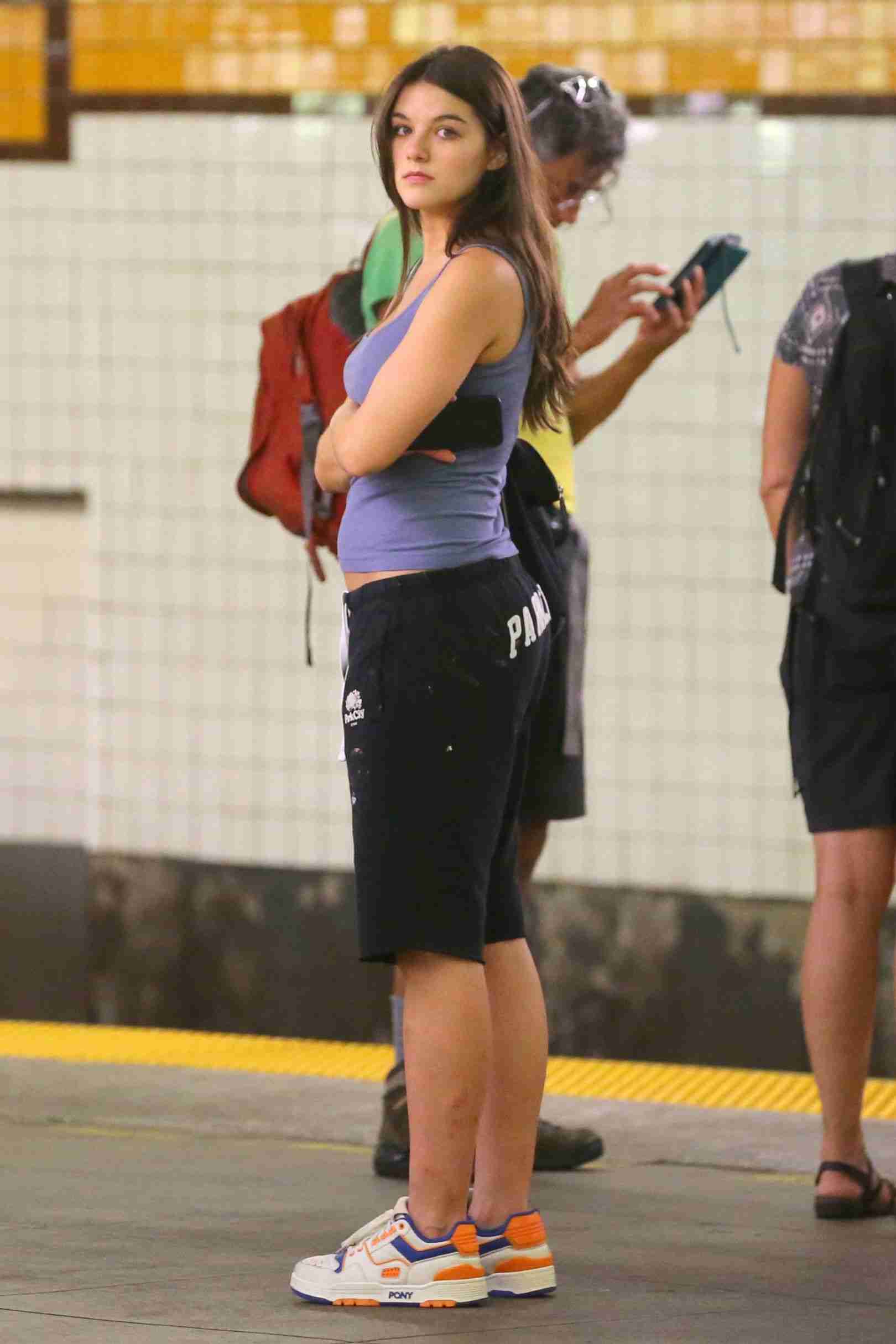 スリ・クルーズのタンクトップ姿に「痩せたほうがいい」心ない体型批判コメントがSNSで炎上「余計なお世話」