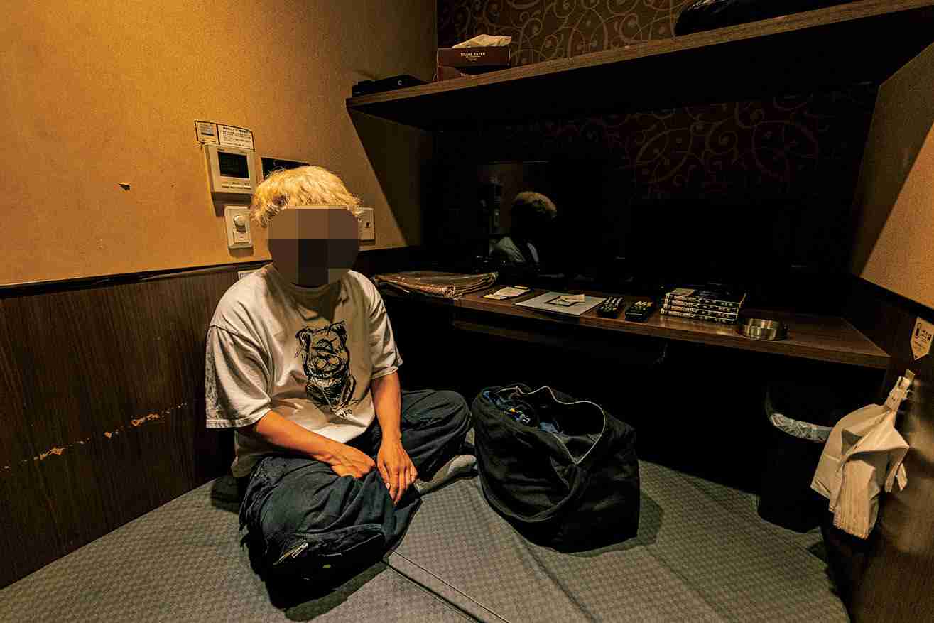         1畳半のネカフェで暮らす36歳「ある日会社に借金の取り立てが…」語った“親との確執”と“教育虐待の過去”  |  日刊SPA!    