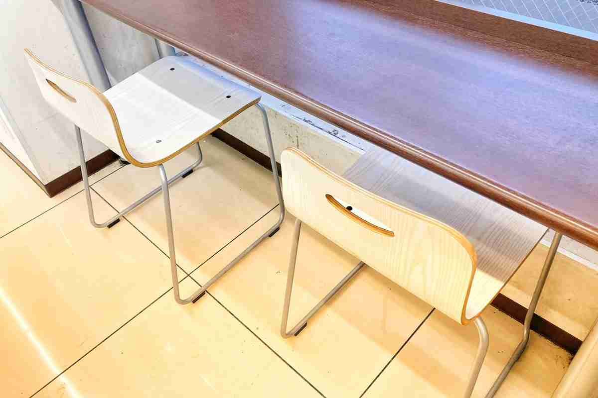 訪日外国人でコンビニイートインが大混乱 「テーブルの上でオムツ交換」「軽減税率がわかってもらえない」店員たちが明かす笑えないトラブル | マネーポストWEB