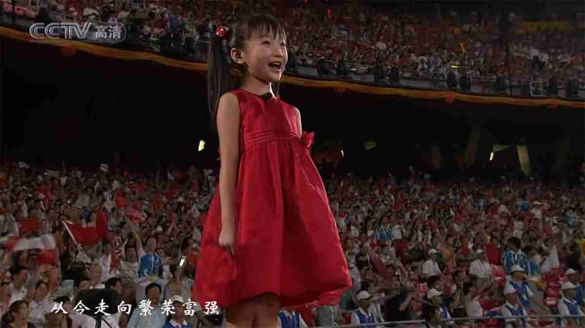 北京五輪開会式「口パク少女」の転落人生「仕事を選ばず消耗」「名門音大に次々不合格」　一方、“影武者”はアメリカで成功していた