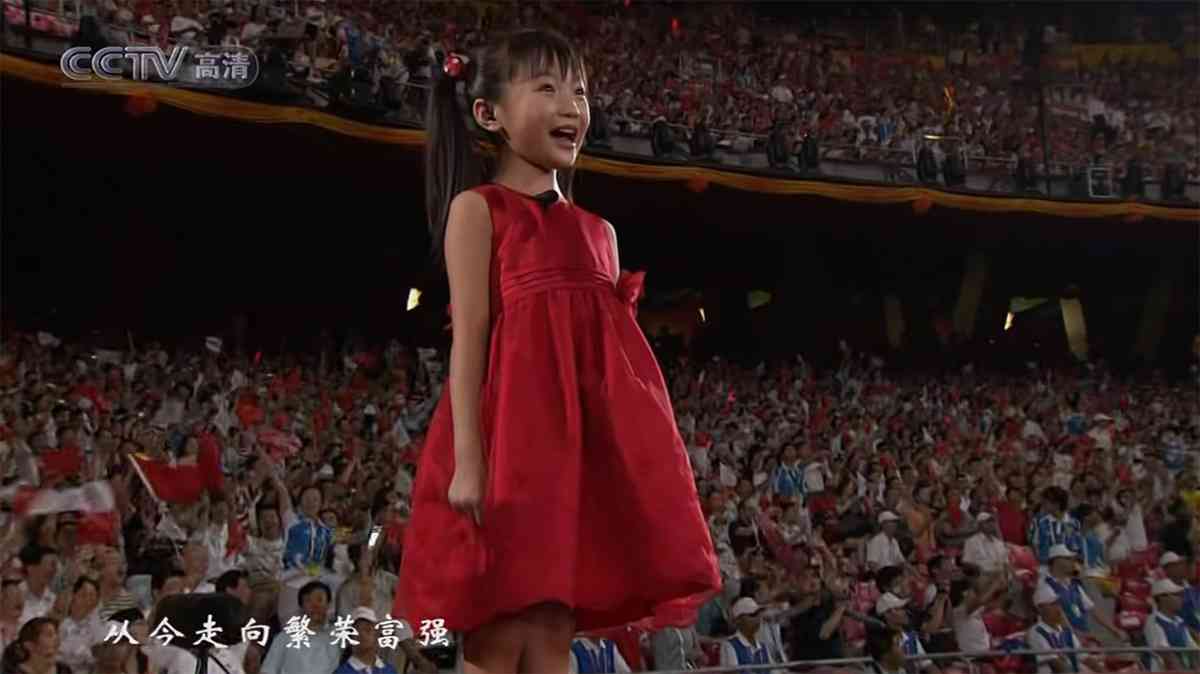 北京五輪開会式「口パク少女」の転落人生「仕事を選ばず消耗」「名門音大に次々不合格」　一方、“影武者”はアメリカで成功していた | デイリー新潮