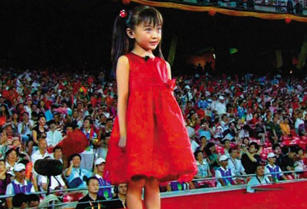 北京五輪で独唱をした少女は口パクの烙印を押された。彼女は今23歳、自分の人生を歩んでいる