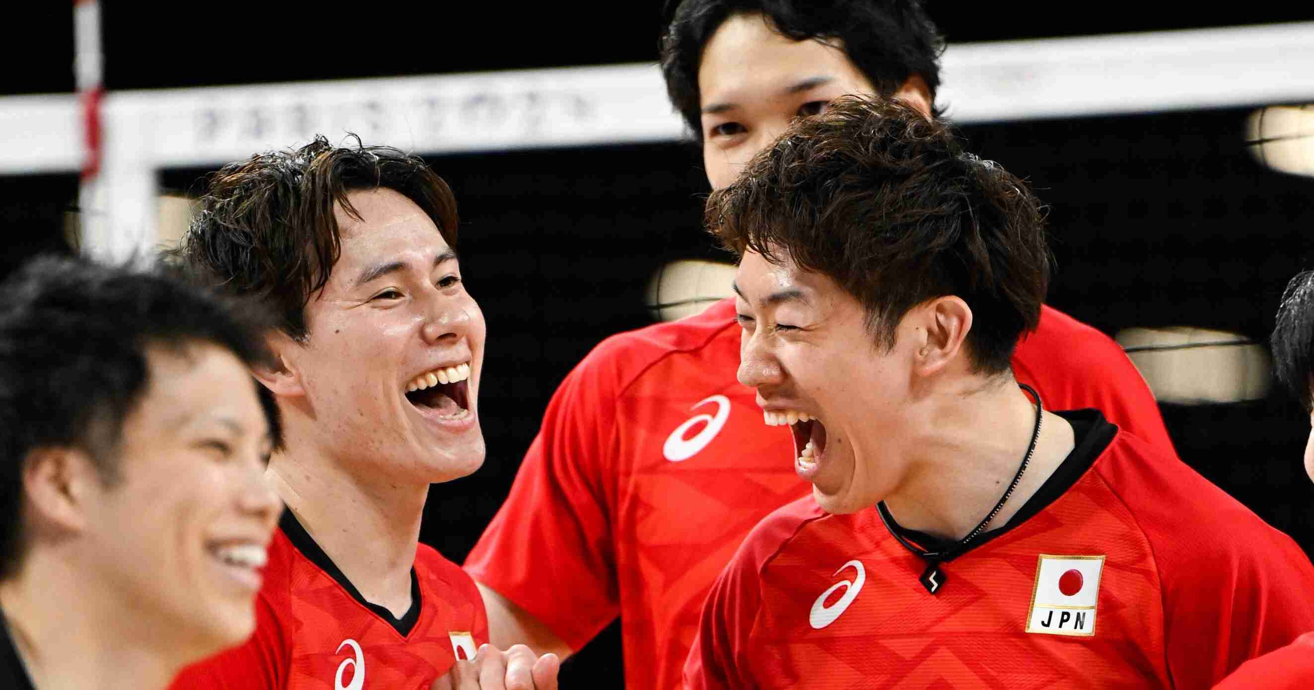 男子バレー涙の円陣…小野寺の手招き、小川の頭をポンポン「史上に残る壮絶な試合だった」パリの“観客席”で見た夢のような景色とジャポンコール - バレーボール日本代表 - Number Web - ナンバー
