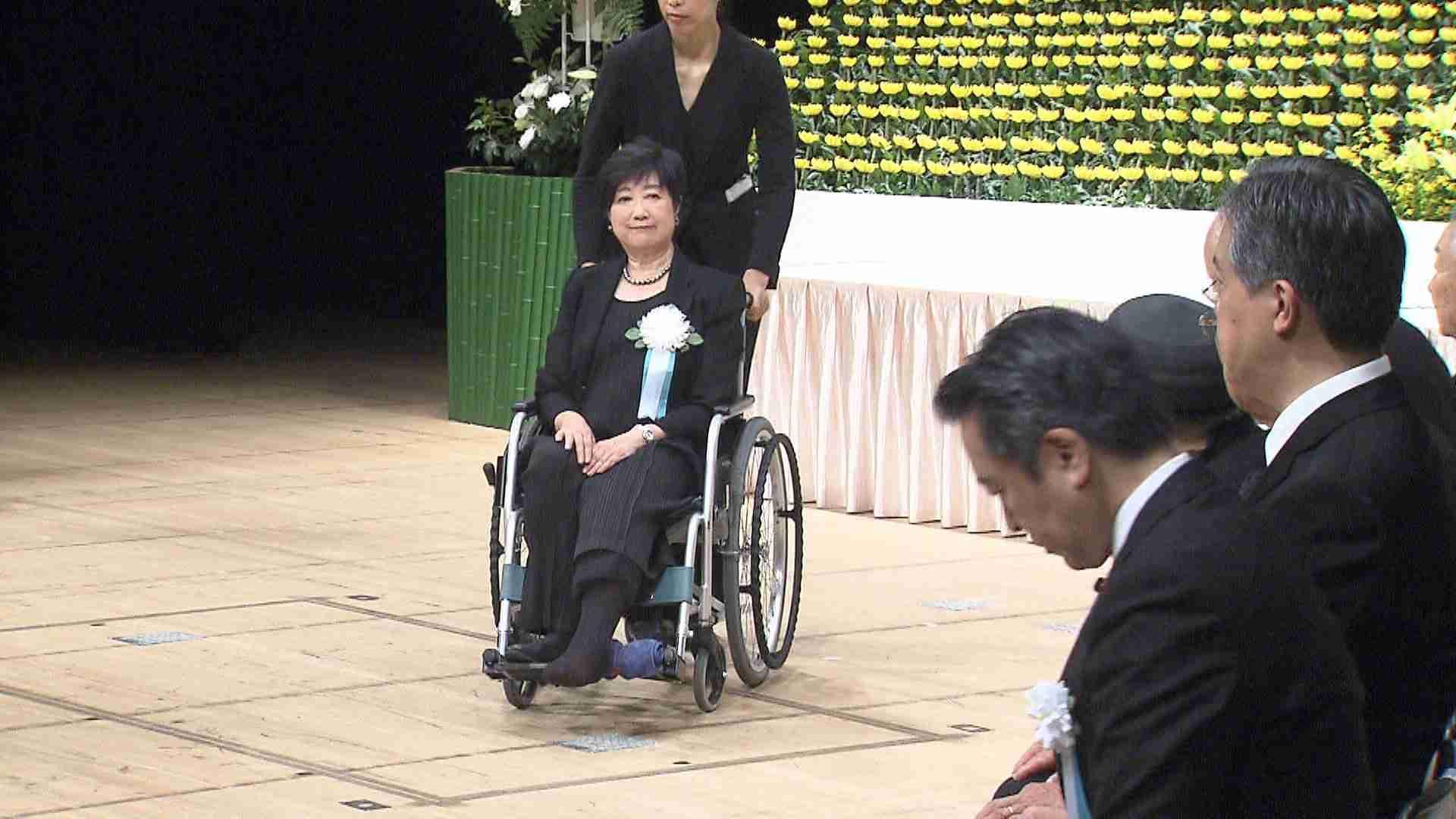 小池都知事が骨折後で初めて公式行事に参加　東京都戦没者追悼式典に車いす姿で出席「夢と希望にあふれた平和な世界を未来の子供たちへ…」（FNNプライムオンライン（フジテレビ系）） - Yahoo!ニュース