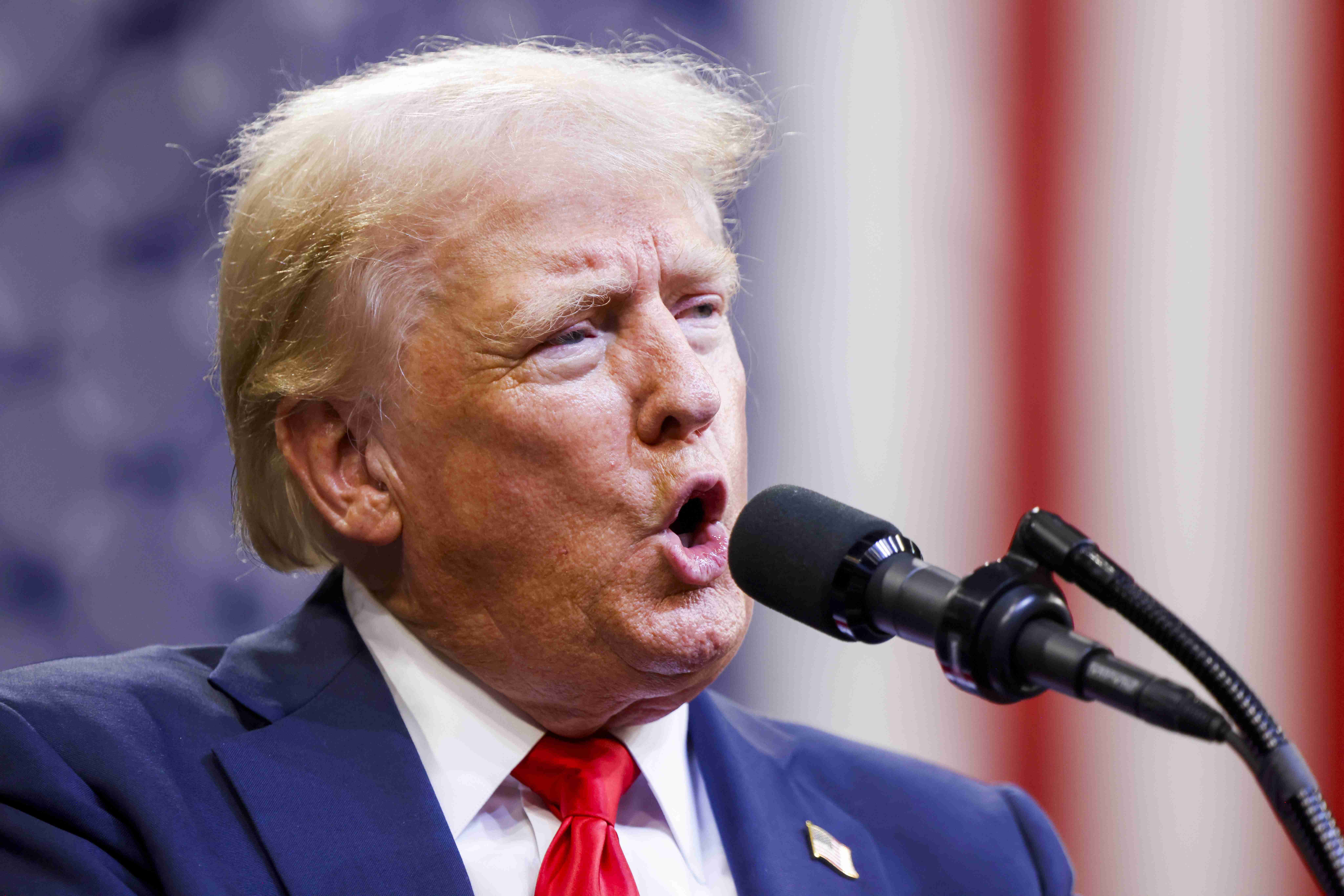 トランプ陣営が人種差別的な投稿でハリス氏を攻撃。2枚の写真で「第三世界になるだろう」