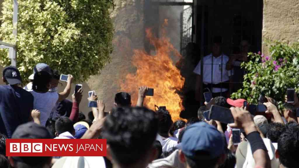 【フェイクニュースを超えて】 SNSのうわさのせいで焼き殺され、メキシコの小さな町で - BBCニュース
