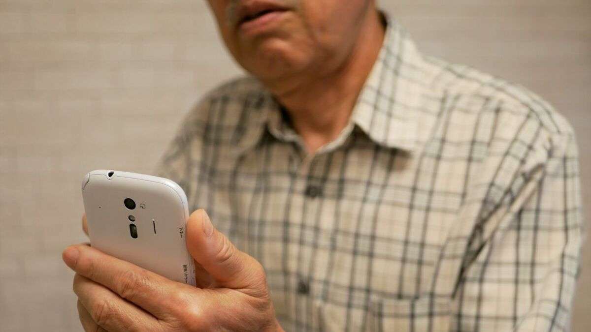 「新NISAなんてやるんじゃなかった…」老後資金不足で投資を始めた年金月13万円・元会社員65歳がスマホを握りしめ「後悔に震えた」ワケ【FPの助言】 | THE GOLD 60