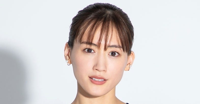 綾瀬はるか、水着姿で艶やか美ボディ　アンニュイな表情で大人の色気  | ORICON NEWS