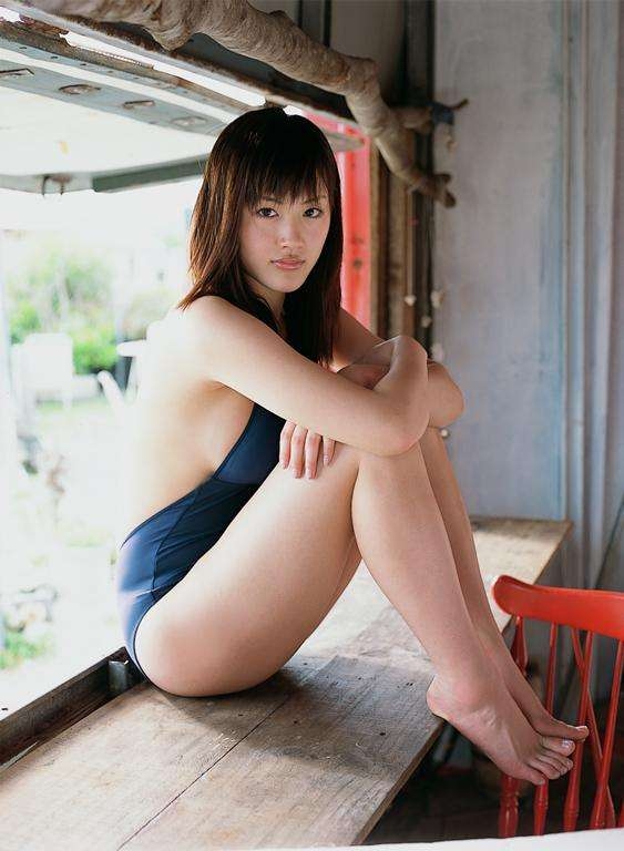 綾瀬はるか、水着姿で艶やか美ボディ アンニュイな表情で大人の色気