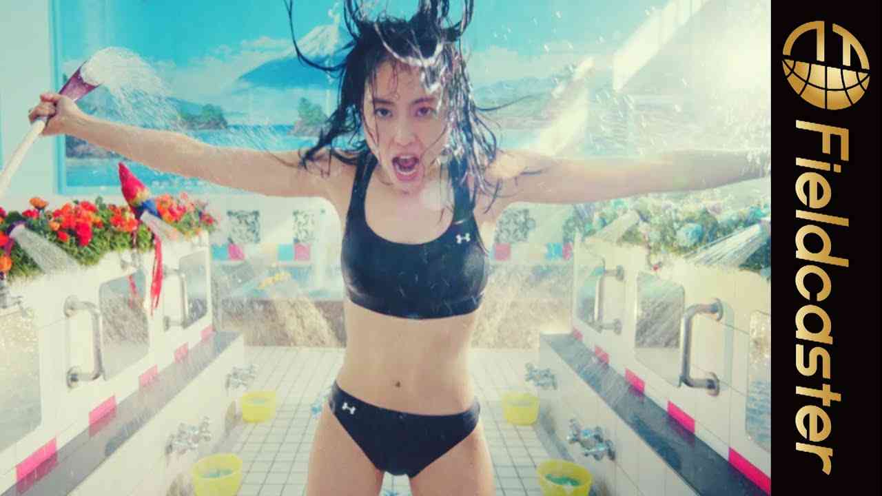 綾瀬はるか、水着姿で艶やか美ボディ アンニュイな表情で大人の色気