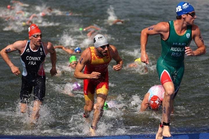 水質懸念のセーヌ川でトライアスロン強行。カナダ選手がレース後に“10回嘔吐”、医師のスペイン選手は主催者を非難「私たちはサーカスのピエロ」