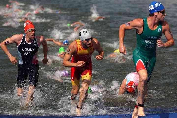 水質懸念のセーヌ川でトライアスロン強行。カナダ選手がレース後に“10回嘔吐”、医師のスペイン選手は主催者を非難「私たちはサーカスのピエロ」【パリ五輪】 | THE DIGEST