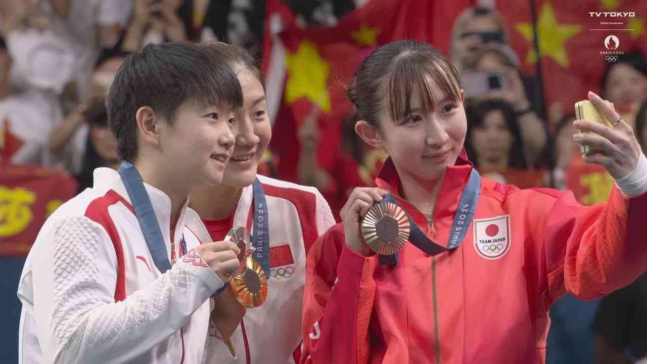 【卓球】早田ひなと陳夢／孫穎莎、メダリスト3人で笑顔の記念撮影｜パリオリンピック 女子シングルス - YouTube