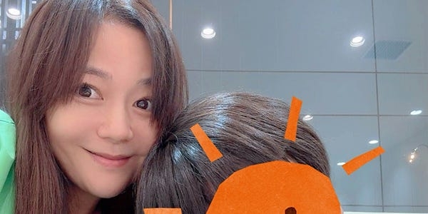 華原朋美、息子との密着2ショット公開 渋谷センター街での姿に「可愛い」「素敵な親子」と反響 - モデルプレス