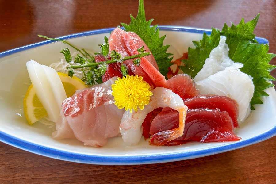 刺身の「つま」　食べるのはマナー違反？　添えられているのが理に適っている理由とは | Hint-Pot