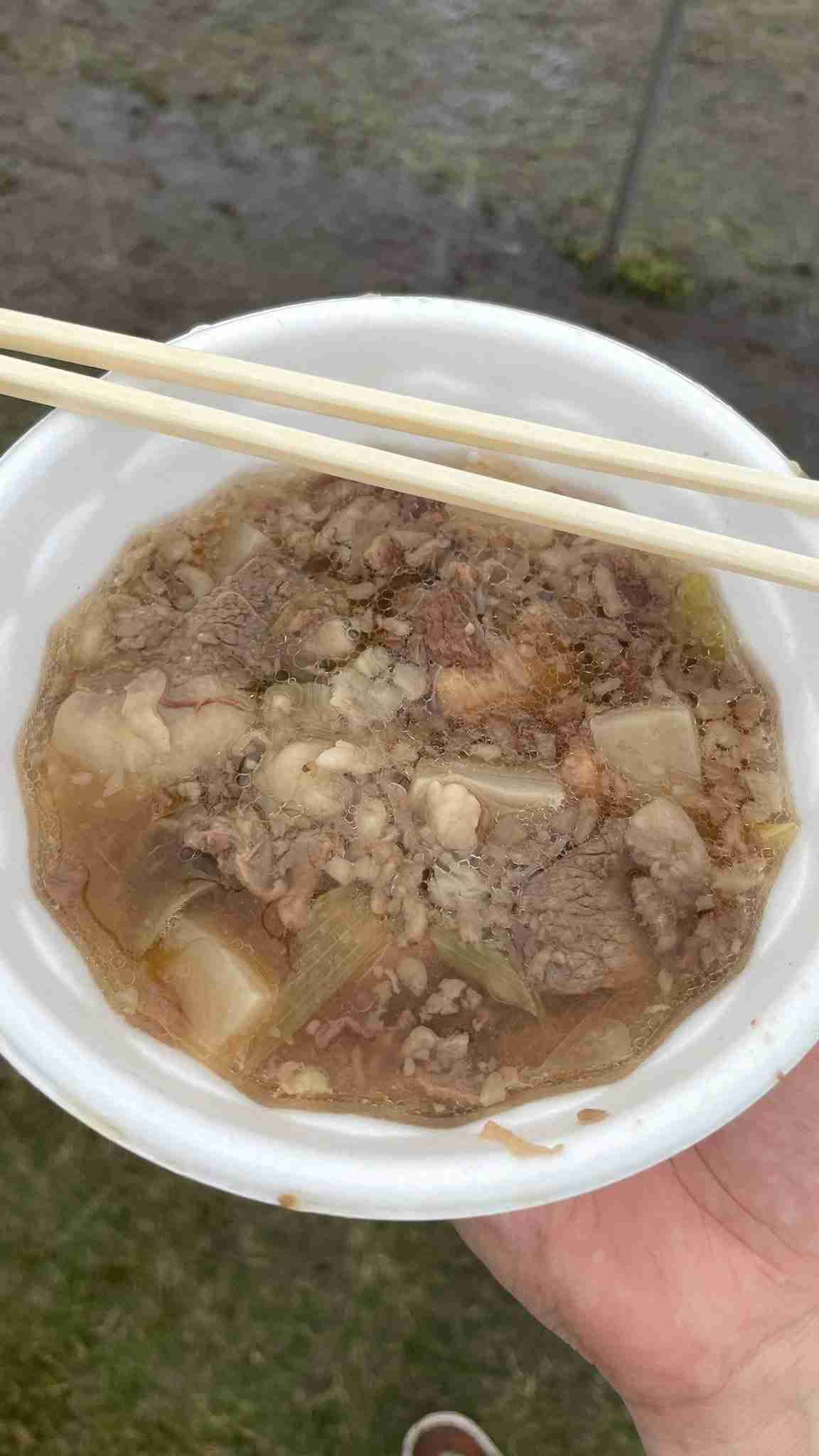 雷雨の中「工事現場みたいな」芋煮会、３万食を完売…雨よけの蓋をクレーンでつるしショベルカーで混ぜる