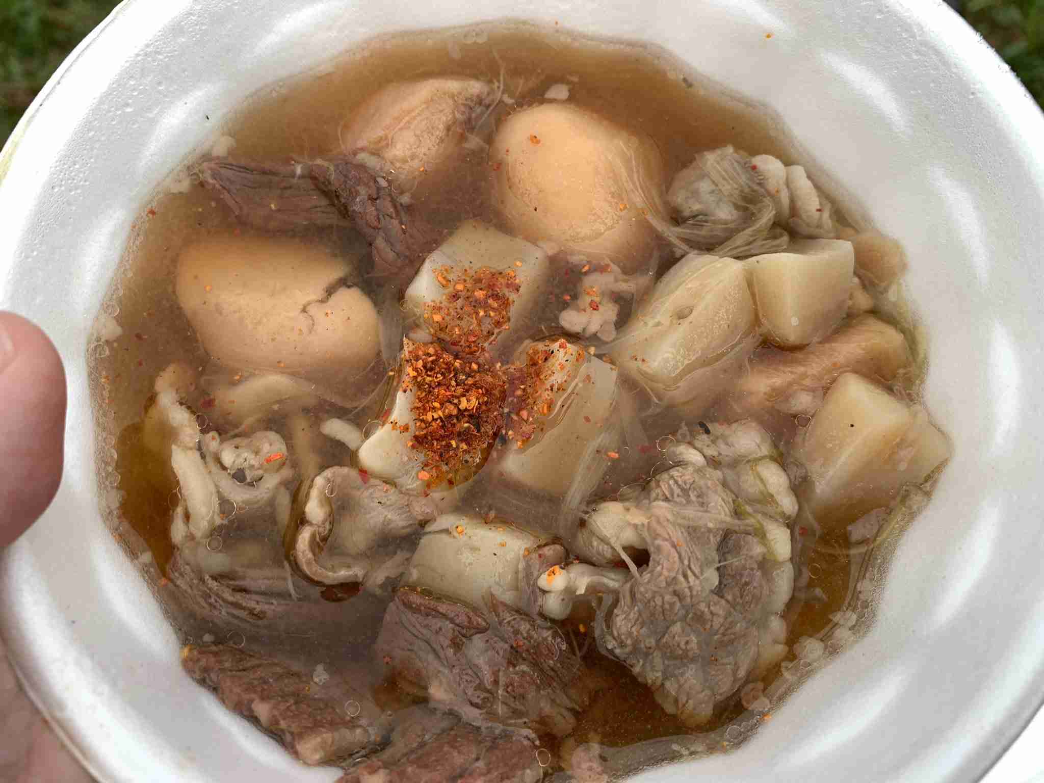 雷雨の中「工事現場みたいな」芋煮会、３万食を完売…雨よけの蓋をクレーンでつるしショベルカーで混ぜる